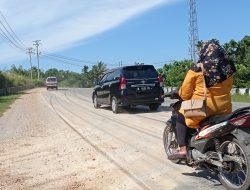 Jalan Nasional Kawasan Keude Krueng Sabee Berdebu dan Berlumpur Efek Kegiatan Proyek Batu Gajah