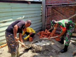Bantu Kesulitan Rakyat, Babinsa Sempatkan Diri Ikut Bantu Warga Membangun Rumah