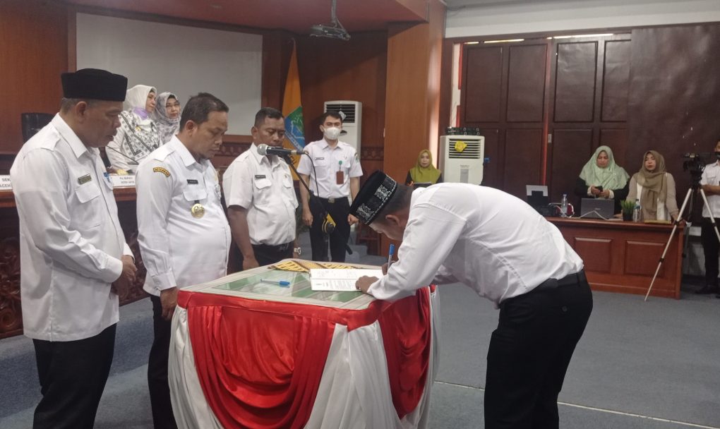 dr Ferdiyan, Menandatangani Dokumen Pelantikan Usai Dilantik Sebagai Kepala UPTD Puskesmas Panga Bersama Dengan Sejumlah Kepala Puskesmas Lainnya Dalam Kabupaten Aceh Jaya.*